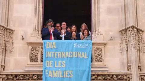 El presidente del Consell de Mallorca, Llorenç Galmés, junto a otros miembros de la institución cuelgan una bandera con motivo del día de las Familias. El presidente del Consell de Mallorca, Llorenç Galmés, junto a otros miembros de la institución cuelgan una bandera con motivo del día de las Familias