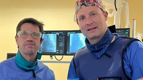 El hospital HLA Universitario Inmaculada implanta con éxito un marcapasos sin cables Los doctores Álvarez y Molina, especialistas en Electrofisiología y Arritmias del Grupo HLA