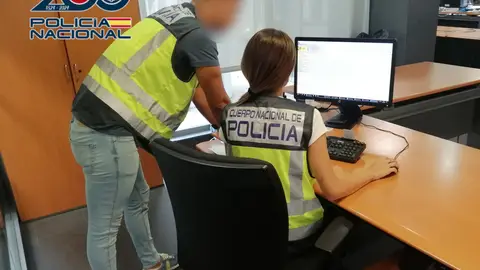 La Policía Nacional desarticula un grupo criminal dedicado a pactar parejas de hecho ficticias en l’Alfàs del Pi La Policía Nacional desarticula un grupo criminal dedicado a pactar parejas de hecho ficticias en l’Alfàs del Pi