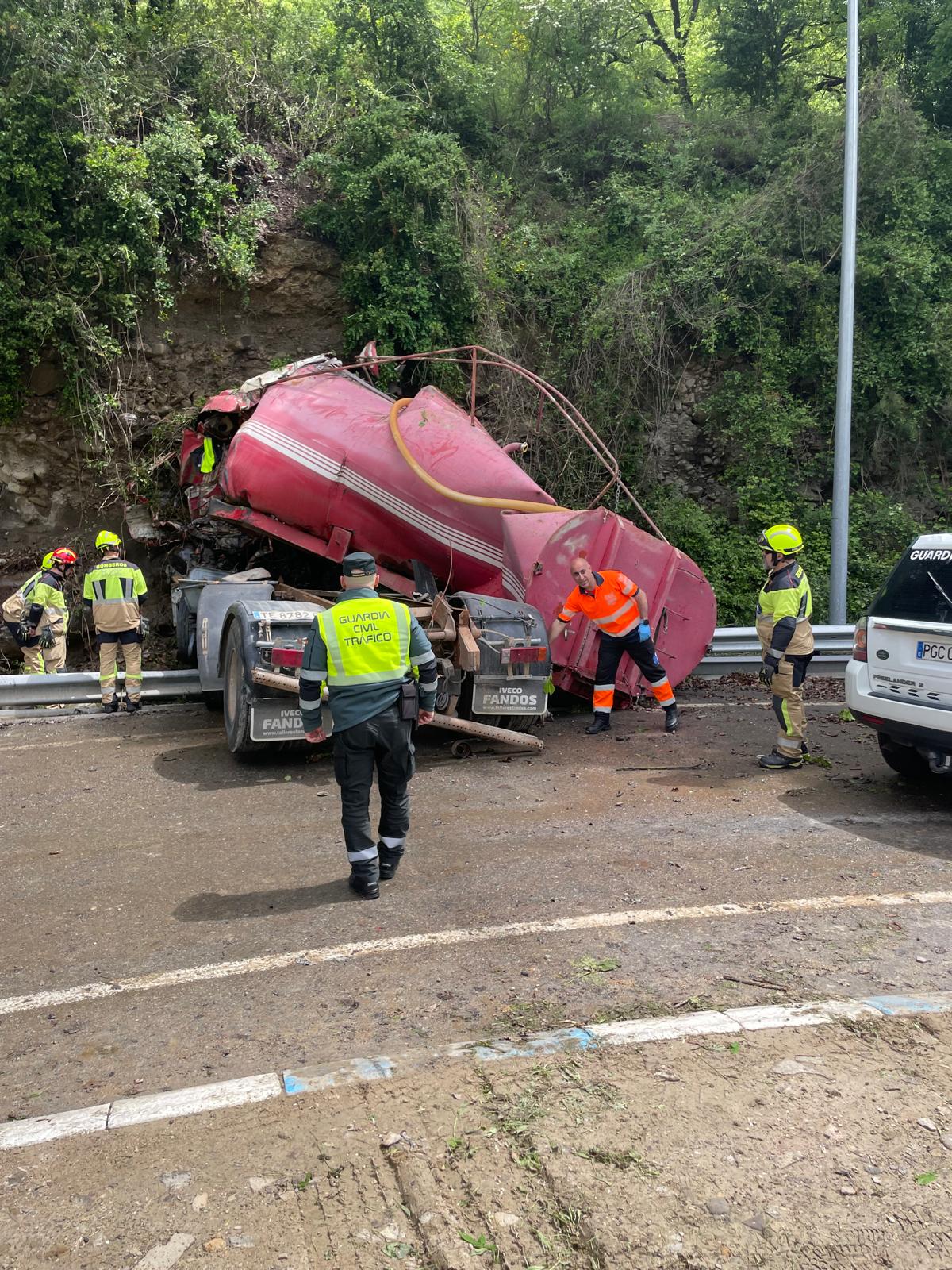 Fallece en la N-260 en Fiscal el conductor de un camión al chocar contra un talud Fallece en la N-260 en Fiscal el conductor de un camión al chocar contra un talud