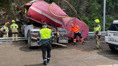 Fallece en la N-260 en Fiscal el conductor de un camión al chocar contra un talud Fallece en la N-260 en Fiscal el conductor de un camión al chocar contra un talud
