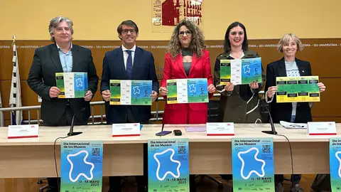 Representantes junto al cartel del Día Internacional de los Museos Representantes junto al cartel del Día Internacional de los Museos