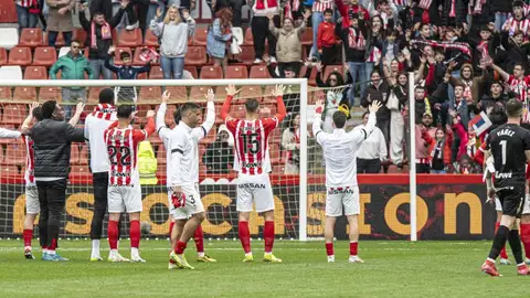 Los jugadores saludan al final del partido Los jugadores saludan al final del partido