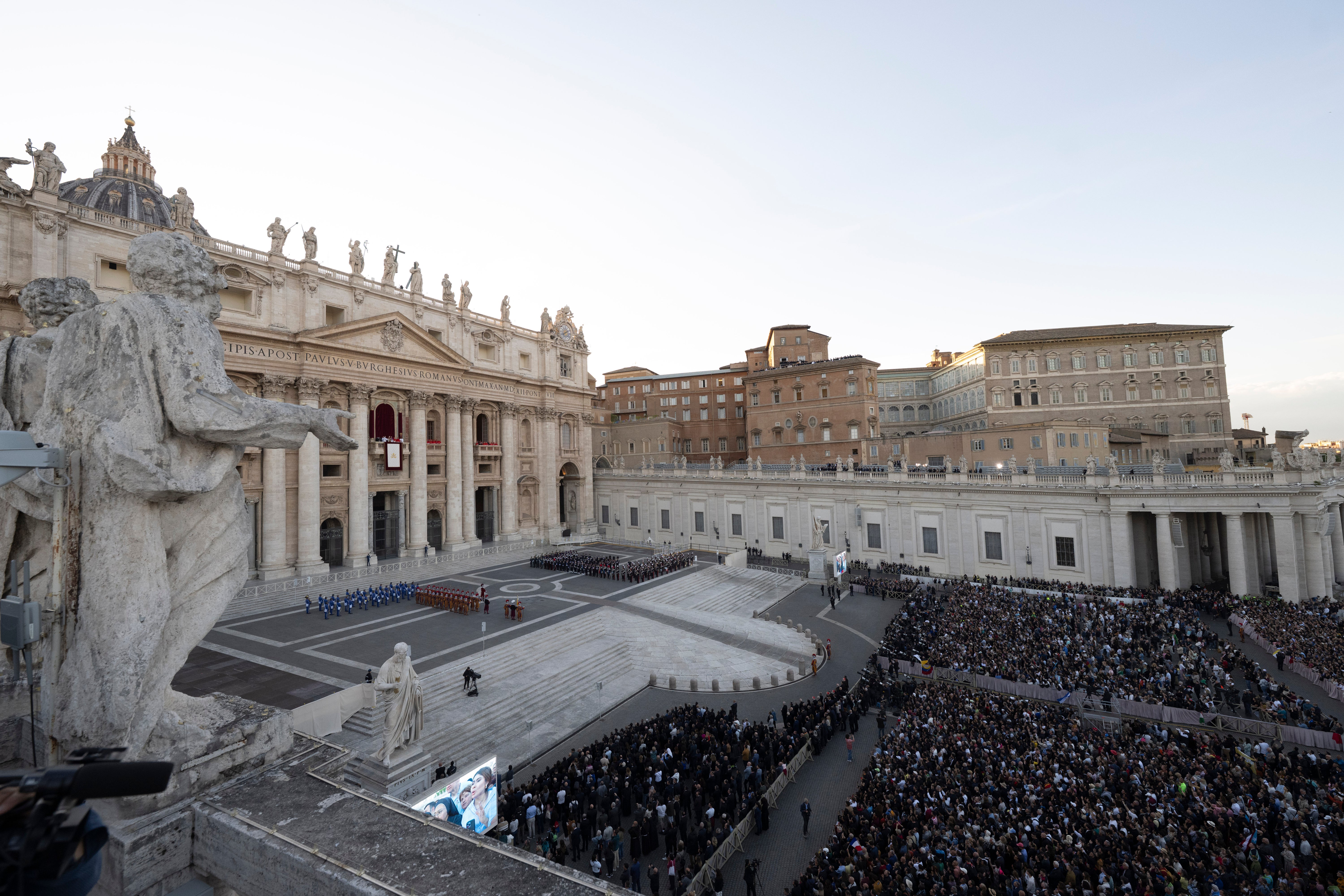 Crónica Gris: ¿Qué pasa si se asesina a alguien en El Vaticano? Crónica Gris: ¿Qué pasa si se asesina a alguien en El Vaticano?