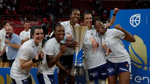 Las jugadoras de Valencia Basket celebran su victoria en los play off final de la Liga Endesa tras derrotar a Casademont Zaragoza en el encuentro que han disputado en el Pabellón Príncipe Felipe de Zaragoza Las jugadoras de Valencia Basket celebran su victoria en los play off final de la Liga Endesa tras derrotar a Casademont Zaragoza en el encuentro que han disputado en el Pabellón Príncipe Felipe de Zaragoza