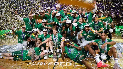 Los jugadores de Unicaja Málaga celebran el título de la FIBA Champions League en Ano Liosia, Atenas Los jugadores de Unicaja Málaga celebran el título de la FIBA Champions League en Ano Liosia, Atenas