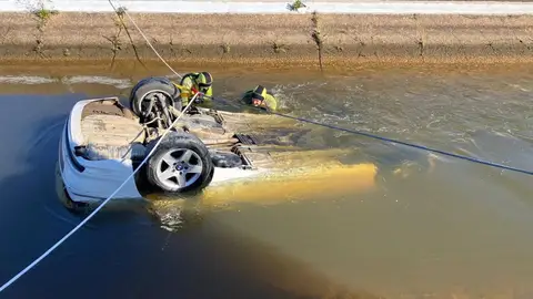 Bomberos rescatando el coche hundido en un canal de Cartaya (Huelva). - CONSORCIO PROVINCIAL DE BOMBEROS DE HUELVA Bomberos rescatando el coche hundido en un canal de Cartaya (Huelva). - CONSORCIO PROVINCIAL DE BOMBEROS DE HUELVA