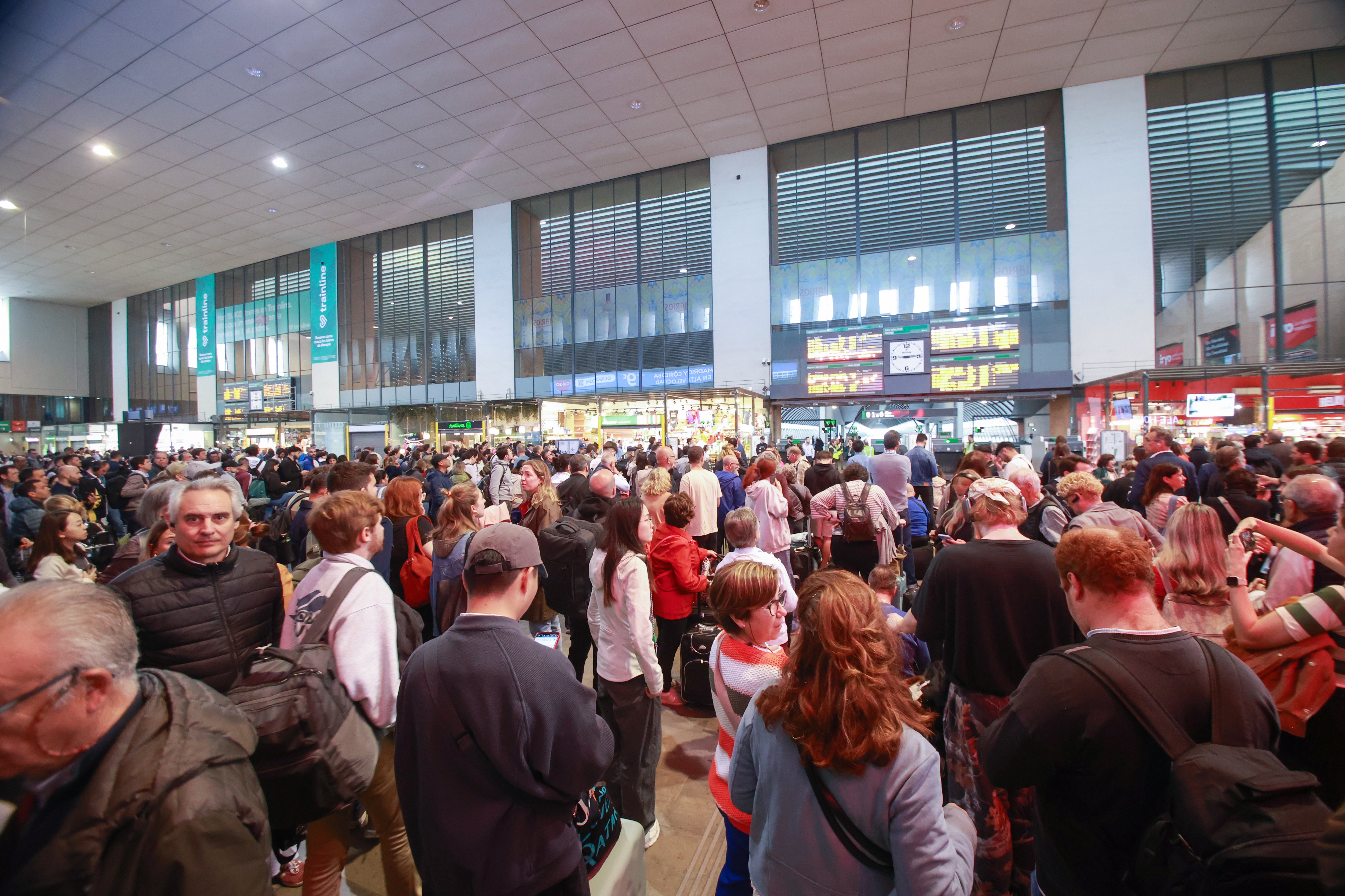 Una nueva incidencia en el Ave Madrid- Sevilla provoca retrasos y aglomeraciones Una nueva incidencia en el Ave Madrid- Sevilla provoca retrasos y aglomeraciones
