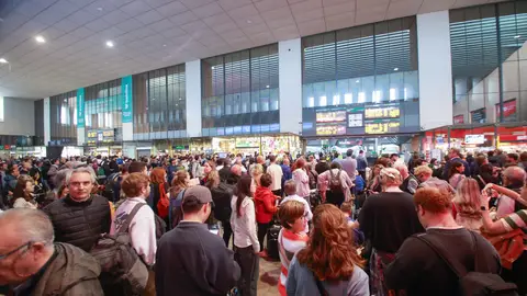 Cientos de pasajeros aglutinados en la estación de Santa Justa (Sevilla) el pasado 5 de mayo Cientos de pasajeros aglutinados en la estación de Santa Justa (Sevilla) el pasado 5 de mayo