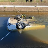 Los bomberos rescatan el coche hundido en el canal de Cartaya (Huelva) Los bomberos rescatan el coche hundido en el canal de Cartaya (Huelva)
