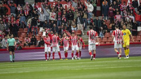 Los jugadores del Sporting celebran un gol