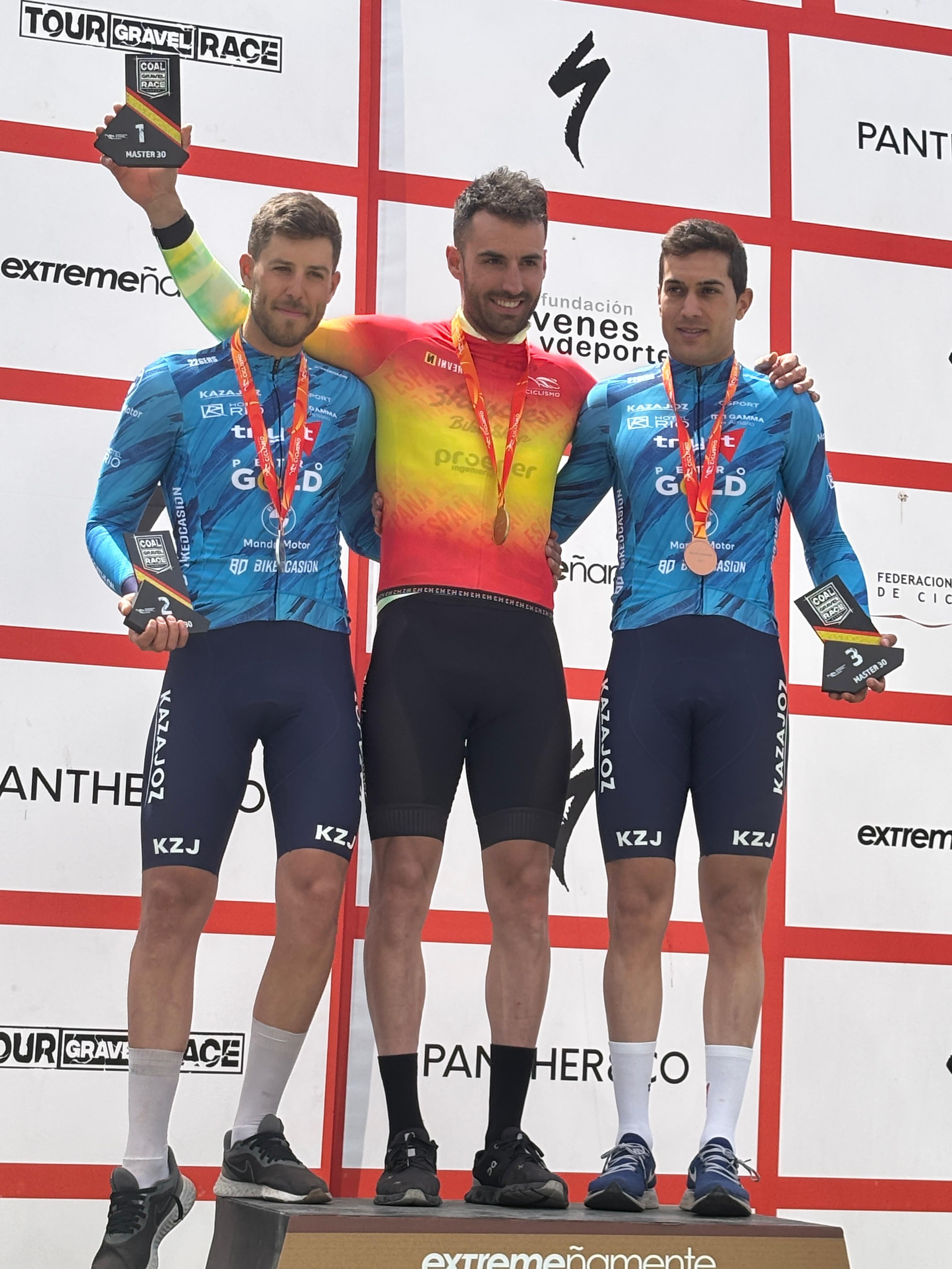 El Kazajoz-PetroGold-BikeOcasión brilla en casa y consigue tres medallas en el Campeonato de España Gravel de Llerena El Kazajoz-PetroGold-BikeOcasión brilla en casa y consigue tres medallas en el Campeonato de España Gravel de Llerena