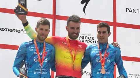 El Kazajoz-PetroGold-BikeOcasión brilla en casa y consigue tres medallas en el Campeonato de España Gravel de Llerena El Kazajoz-PetroGold-BikeOcasión brilla en casa y consigue tres medallas en el Campeonato de España Gravel de Llerena
