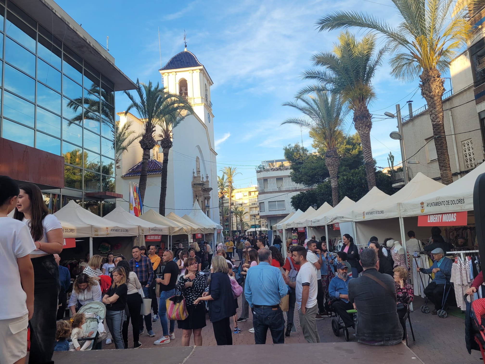 El comercio de Dolores saca a la calle sus mejores productos a precios de outlet El comercio de Dolores saca a la calle sus mejores productos a precios de outlet
