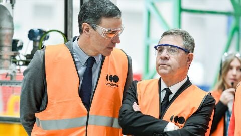 El presidente del Gobierno, Pedro S&aacute;nchez, junto al presidente de Castilla-La Mancha, Emiliano Garc&iacute;a-Page, en una imagen de marzo/ Rafael Mart&iacute;n / Europa Press
