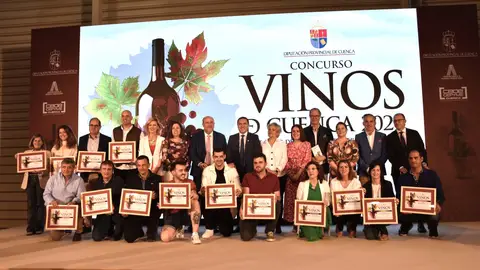 Foto de familia de los premiados de la edición anterior Foto de familia de los premiados de la edición anterior