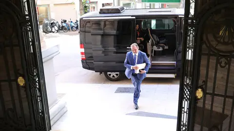 Ábalos guardó los mensajes con Sánchez en un USB para escribir sus memorias y se lo entregó a Koldo en una mudanza Ábalos guardó los mensajes con Sánchez en un USB para escribir sus memorias y se lo entregó a Koldo en una mudanza