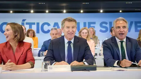 El "cónclave del PP" elegirá papa, cardenales y nueva doctrina El líder de los populares, Alberto Núñez Feijoo, durante el Comité Ejecutivo Nacional