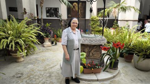 Sor Antonia en el patio del colegio Nuestra Se&ntilde;ora de La Consolaci&oacute;n