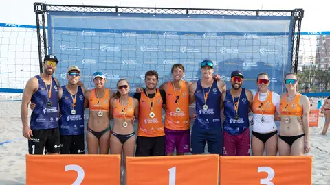 El pódium completo de la competición. El pódium completo de la competición.