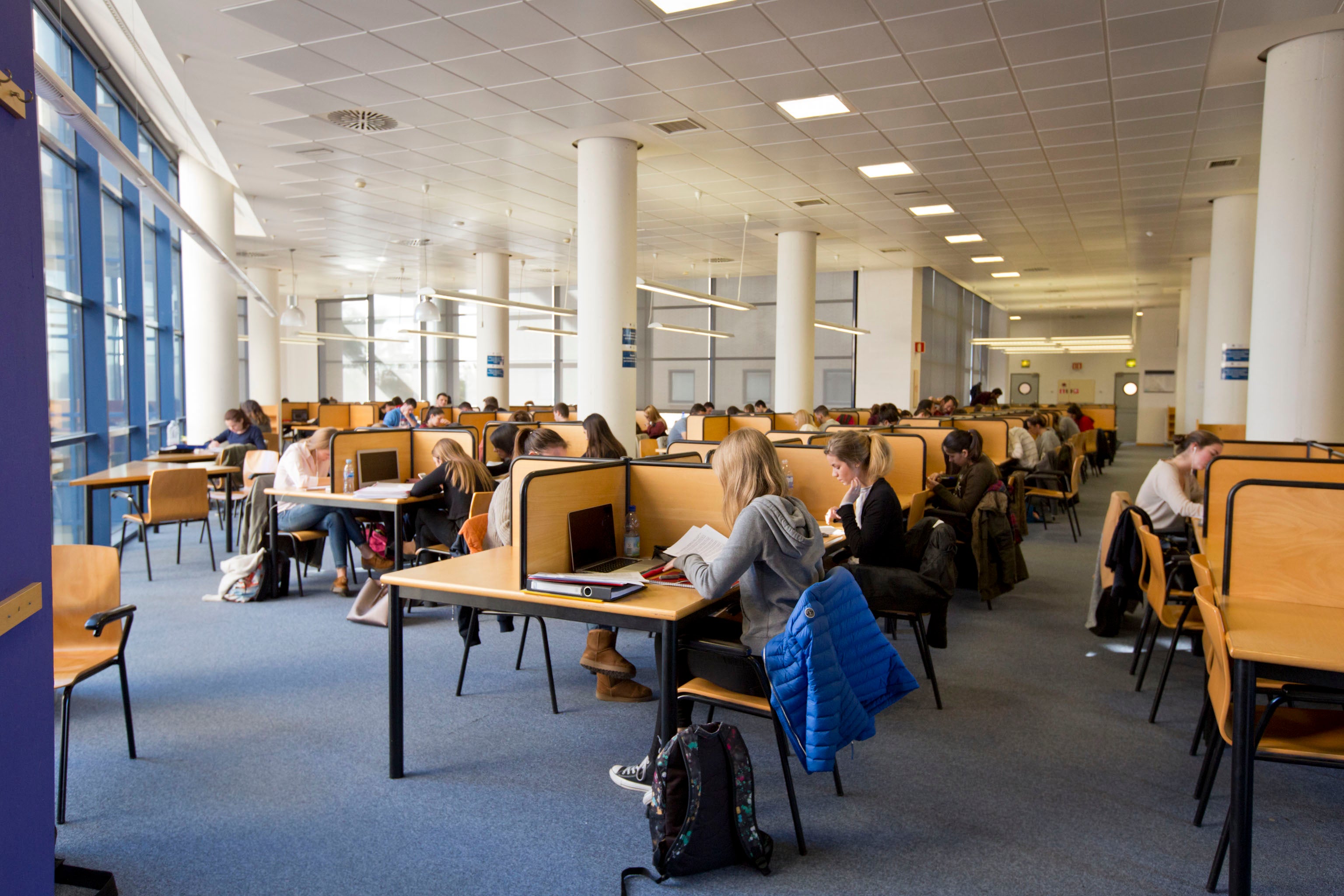 La Biblioteca de la UJI abre las 24 horas durante el periodo de exámenes de enero La Biblioteca de la UJI abre las 24 horas durante el periodo de exámenes de enero