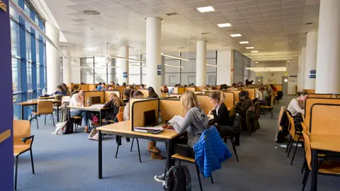 La Biblioteca de la UJI abre las 24 horas durante el periodo de exámenes La Biblioteca de la UJI abre las 24 horas durante el periodo de exámenes