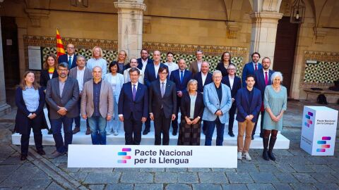Foto de família dels signats del Pacte Nacional per la Llengua