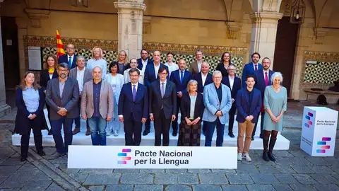 Foto de família dels signats del Pacte Nacional per la Llengua Foto de família dels signats del Pacte Nacional per la Llengua