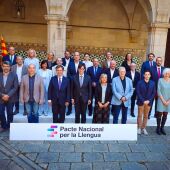 Foto de família dels signats del Pacte Nacional per la Llengua