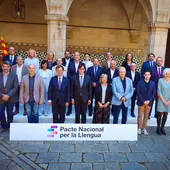 Foto de família dels signats del Pacte Nacional per la Llengua Foto de família dels signats del Pacte Nacional per la Llengua