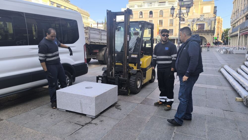 Basamentos de granito que se han ubicado en la Plaza Mayor