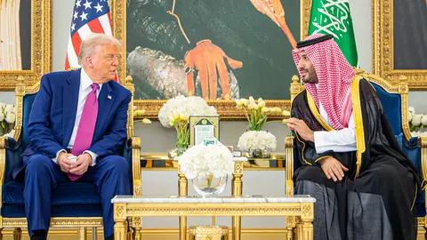 El príncipe heredero saudí, Mohammed bin Salman (der.), habla con el presidente estadounidense, Donald Trump El príncipe heredero saudí, Mohammed bin Salman (der.), habla con el presidente estadounidense, Donald Trump