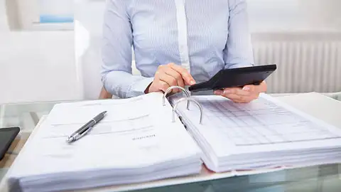 Oposiciones para auxiliares administrativos del SESPA: fechas, requisitos y exámenes Auxiliar administrativo ejerciendo su puesto