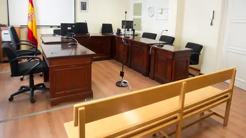 Imagen de archivo del interior de una sala de un juzgado. Imagen de archivo del interior de una sala de un juzgado.