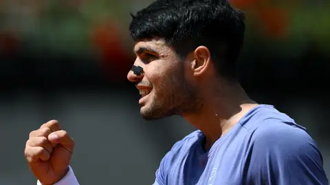 Alcaraz doblega la potencia de Khachanov y avanza a cuartos de final Alcaraz doblega la potencia de Khachanov y avanza a cuartos de final