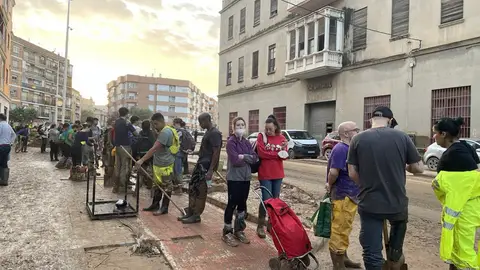 Varias personas hacen cola para coger el bus gratuito de Paiporta a Valencia. Varias personas hacen cola para coger el bus gratuito de Paiporta a Valencia.