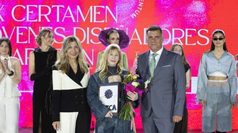Lara Marín, recibiendo el premio del XX Certamen de Jóvenes Diseñadores de Aragón Lara Marín, recibiendo el premio del XX Certamen de Jóvenes Diseñadores de Aragón