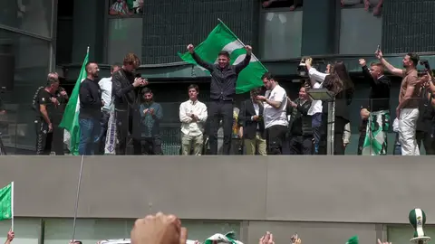 Joaquín saluda a los aficionados béticos en el Villamarín tras lograr el pase a la final de la Conference League. Joaquín saluda a los aficionados béticos en el Villamarín tras lograr el pase a la final de la Conference League.
