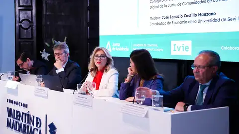 El consejero de Hacienda de Murcia, Luis Alberto Marín; la consejera andaluza, Carolina España; la consejera valenciana, Ruth Merino; y el de Castilla-La Mancha, Juan Alfonso Ruiz, este martes en Sevilla. - María José López El consejero de Hacienda de Murcia, Luis Alberto Marín; la consejera andaluza, Carolina España; la consejera valenciana, Ruth Merino; y el de Castilla-La Mancha, Juan Alfonso Ruiz, este martes en Sevilla. - María José López