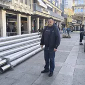 Miguel Hervás en la Plaza Mayor donde se está instalando el toldado Miguel Hervás en la Plaza Mayor donde se está instalando el toldado
