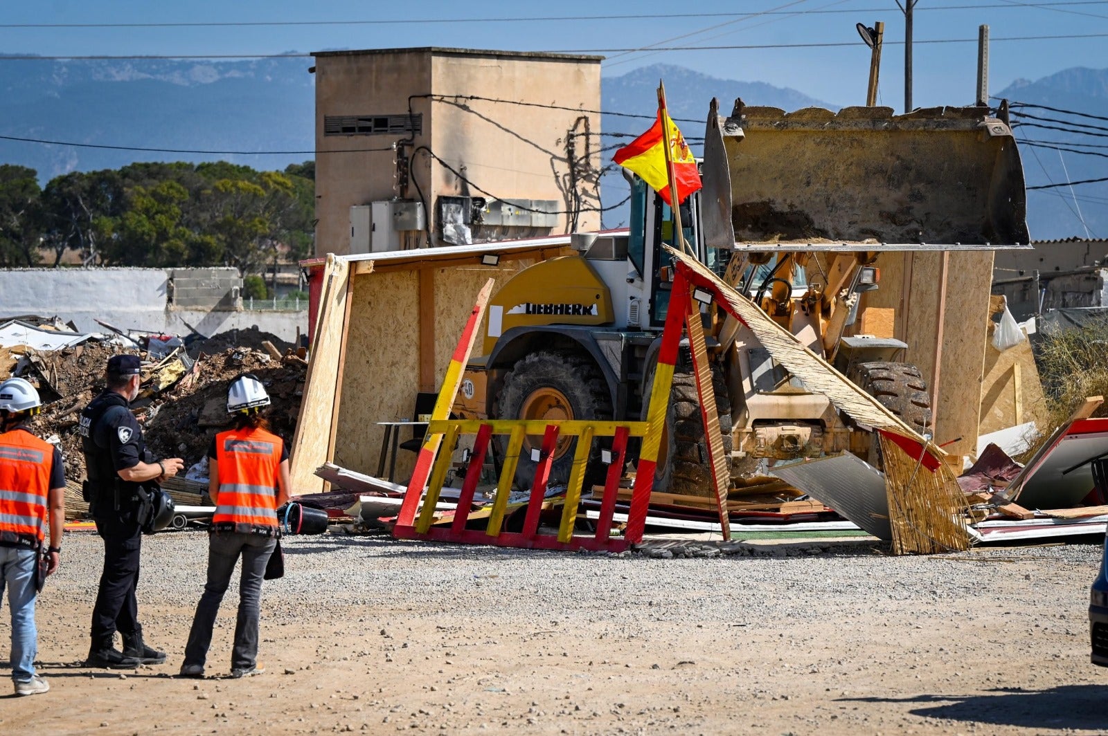 Derriban construcciones ilegales en una nueva intervención en Son Banya. Derriban construcciones ilegales en una nueva intervención en Son Banya.