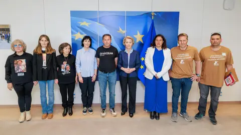 La presidenta de la Comisión Europea, Ursula von der Leyen, recibe en Bruselas a tres asociaciones de víctimas de la DANA de València La presidenta de la Comisión Europea, Ursula von der Leyen, recibe en Bruselas a tres asociaciones de víctimas de la DANA de València