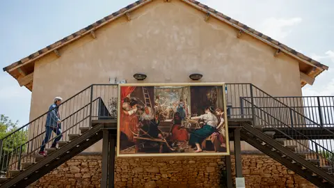 Una persona pasa ante el cuadro de Diego Velázquez "Las hilanderas" o "La fábula de Aracne" durante la presentación de la iniciativa del Museo Nacional del Prado “En un lugar de…” , que convierte calles y plazas de 12 localidades de Valencia y 1 municipio de Castilla la Mancha en un espacio de arte al aire libre y en símbolo de recuperación emocional y de comunidad tras la dana de octubre. Una persona pasa ante el cuadro de Diego Velázquez "Las hilanderas" o "La fábula de Aracne" durante la presentación de la iniciativa del Museo Nacional del Prado “En un lugar de…” , que convierte calles y plazas de 12 localidades de Valencia y 1 municipio de Castilla la Mancha en un espacio de arte al aire libre y en símbolo de recuperación emocional y de comunidad tras la dana de octubre.