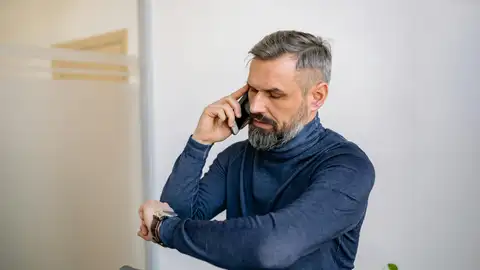 Una persona hablando por teléfono Una persona hablando por teléfono