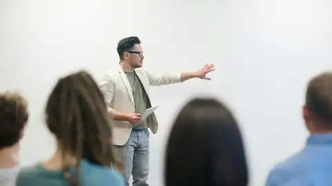 Filosofía Mundana: "Cultura es instruir deleitando" Profesor dando clase