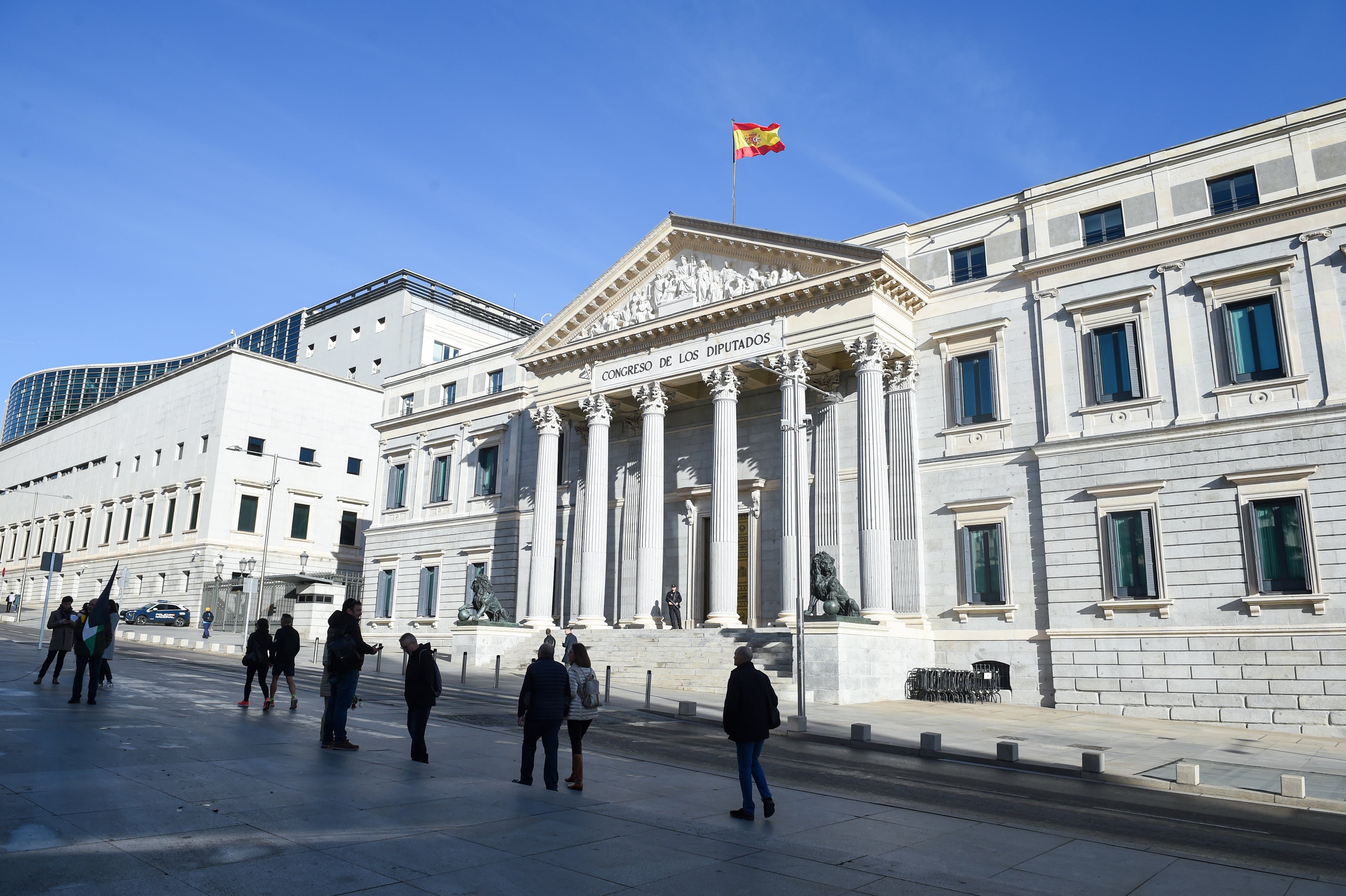 Bertrand Ndongo pierde las formas durante una rueda de prensa de Sumar en el Congreso: "Sus hienas casi me matan" Bertrand Ndongo pierde las formas durante una rueda de prensa de Sumar en el Congreso: "Sus hienas casi me matan"