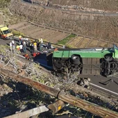 Una persona fallecida y 11 heridos tras el vuelco de una guagua en San Sebastián de La Gomera Una persona fallecida y 11 heridos tras el vuelco de una guagua en San Sebastián de La Gomera