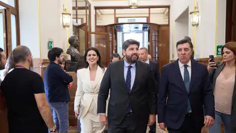 El presidente de la Región de Murcia, Fernando López Miras (2d), a su llegada a una sesión plenaria en el Congreso de los Diputados El presidente de la Región de Murcia, Fernando López Miras (2d), a su llegada a una sesión plenaria en el Congreso de los Diputados