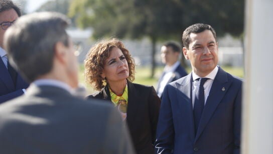 La vicepresidenta primera del Gobierno y ministra de Hacienda, Mar&iacute;a Jes&uacute;s Montero (i); junto al presidente de la Junta de Andaluc&iacute;a, Juanma Moreno