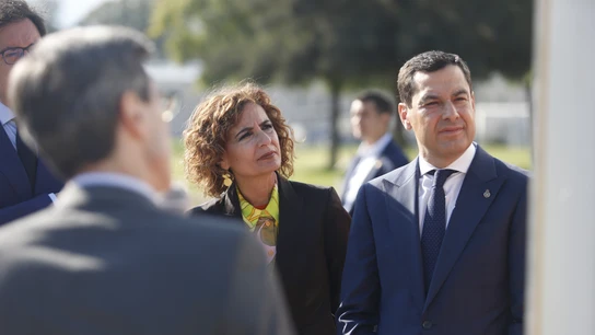 La vicepresidenta primera del Gobierno y ministra de Hacienda, María Jesús Montero (i); junto al presidente de la Junta de Andalucía, Juanma Moreno La vicepresidenta primera del Gobierno y ministra de Hacienda, María Jesús Montero (i); junto al presidente de la Junta de Andalucía, Juanma Moreno